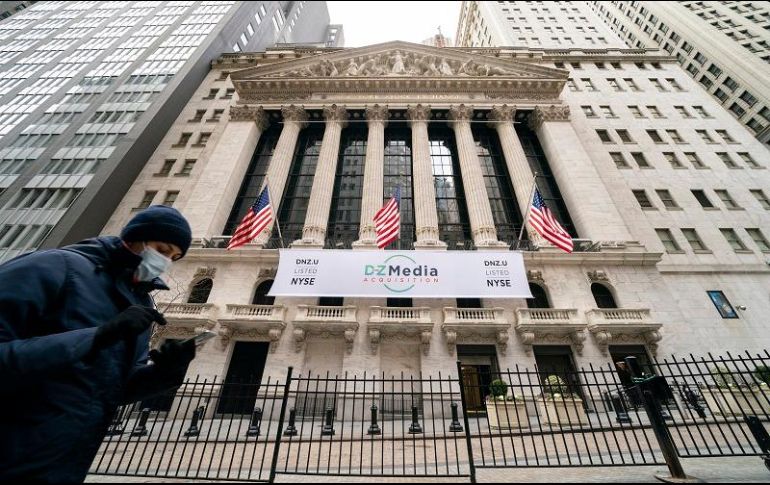 El Dow Jones cerró la semana con cifras levementes más altas que la anterior, en tanto el Nasdaq y el S&P 500 cayeron. AP/J. Minchillo