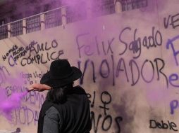 Activistas llenan de pintas la fachada del Tribunal Electoral en la ciudad de Chilpancingo, Guerrero, para protestar contra la candidatura de Félix Salgado Macedonio. EFE/J. de la Cruz