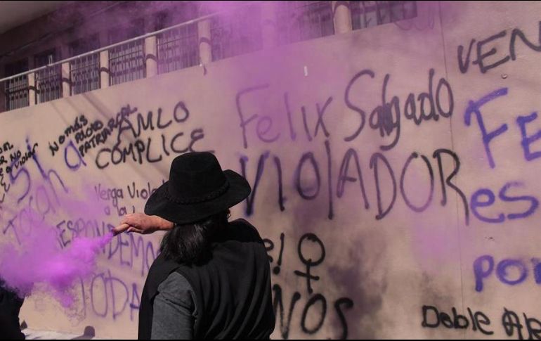 Activistas llenan de pintas la fachada del Tribunal Electoral en la ciudad de Chilpancingo, Guerrero, para protestar contra la candidatura de Félix Salgado Macedonio. EFE/J. de la Cruz