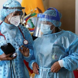 COVID-19: mujeres se disfrazan de ancianas para vacunarse en Florida