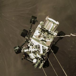 La NASA difunde foto del descenso de Perseverance en Marte