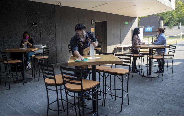 El Inegi calcula que las actividades relacionadas con los servicios retrocedieron 5.4% en enero. XINHUA/R. Flores