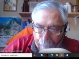 Sus alumnos viralizaron imágenes donde el profesor, quien trabajó para la universidad por 35 años, se aprecia explicando un tema frente a la pantalla de su computadora conectado a un tanque de oxígeno. TWITTER / @Narcan75