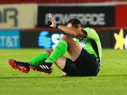 Necaxa buscaban generar una jugada de peligro, en dirección al marco de Rayados, pero al hacer un cambio de juego, el balón se estrelló en la pierna izquierda de Santander y esto provocó su caída. IMAGO7