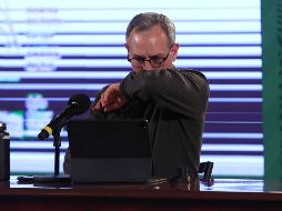 ''Estaré trabajando desde casa, pendiente de la estrategia de vacunación'', informó López-Gatell en su cuenta de Twitter. SUN / C. Mejía