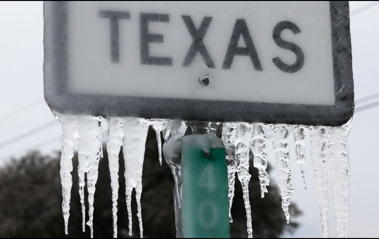 Las nevadas que han asolado a Texas en los últimos días dejaron a oscuras a millones de usuarios, aunque ya se ha ido restableciendo paulatinamente el suministro eléctrico. AFP / J. Raedle