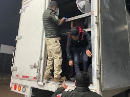 Los migrantes recibieron alimentos y atención médica para luego ser trasladados con las autoridades pertinentes. EFE/ Instituto Nacional de Migración