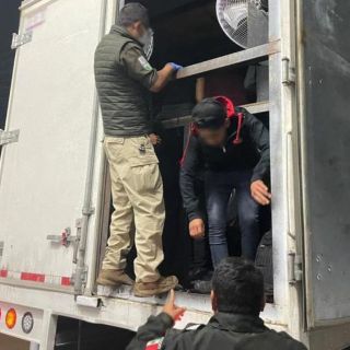 Autoridades aseguran a 235 migrantes en Oaxaca y Veracruz