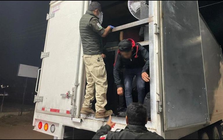 Los migrantes recibieron alimentos y atención médica para luego ser trasladados con las autoridades pertinentes. EFE/ Instituto Nacional de Migración