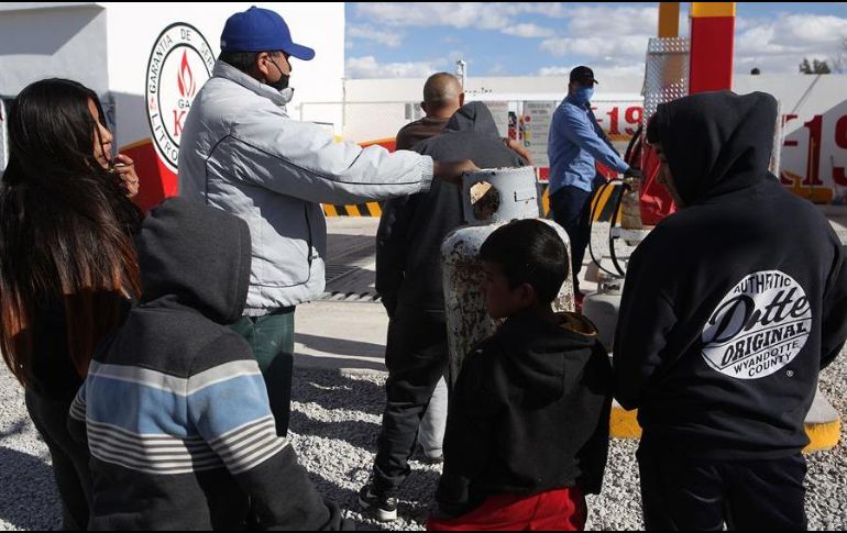 Personas hacen fila en busca de gas butano dada su escasez debido al intenso frío en Ciudad Juárez, Chihuahua. EFE/L. Torres