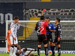 En un escenario complicado para los rojinegros del Atlas, el lateral izquierdo Jesús Angulo vio la tarjeta roja al minuto 25. Imago7 / F. Meza