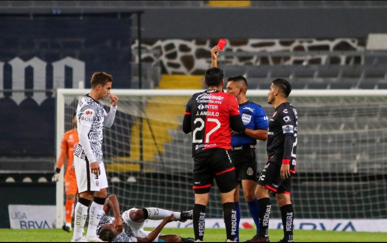 En un escenario complicado para los rojinegros del Atlas, el lateral izquierdo Jesús Angulo vio la tarjeta roja al minuto 25. Imago7 / F. Meza