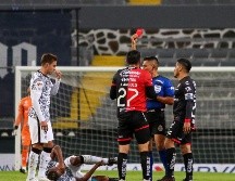 En un escenario complicado para los rojinegros del Atlas, el lateral izquierdo Jesús Angulo vio la tarjeta roja al minuto 25. Imago7 / F. Meza