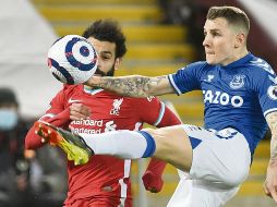 EN UN TOBOGÁN. Lucas Digne, de Everton, le gana el balón a Mohamed Salah, de los Reds. AP