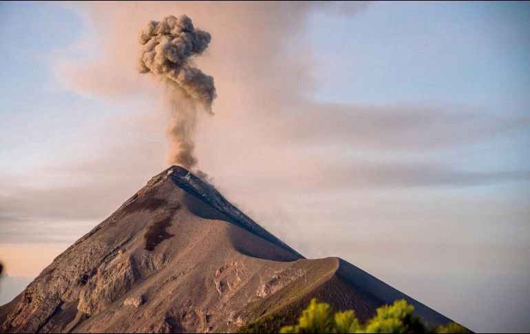 El volcán Fuego, al Suroeste de la capital, registró explosiones en un rango de ocho a 12 por hora, expulsando columnas de ceniza. ESPECIAL