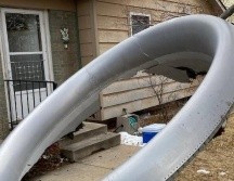 La carcasa de un motor cayó en el jardín de una vivienda. BROOMFIELD PD