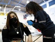 La flexibilización tiene lugar después de que cerca del 49% de la población recibiera al menos la primera dosis.  REUTERS