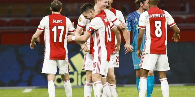 Ajax golea y el PSV remonta