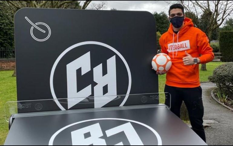 La Federación Mexicana de Teqball pidió a la FITEQ que le donaran una mesa personalizada con las iniciales RJ del futbolistas y ha sido estos días cuando ha llegado al domicilio del futbolista. FACEBOOK / Raul Jimenez