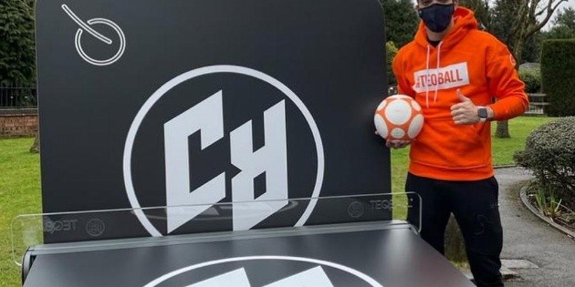 Ra&uacute;l Jim&eacute;nez recibe una mesa de Teqball durante su recuperaci&oacute;n