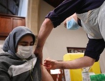 Una mujer recibe hoy la vacuna contra el COVID-19 de  Oxford/AstraZeneca  en un centro de vacunación en Ealing,  Inlgaterra. EFE/EPA/Neil Hall