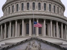 Las banderas de todos los edificios federales sean izadas a media asta en honor de los muertos por coronavirus. AFP/ARCHIVO