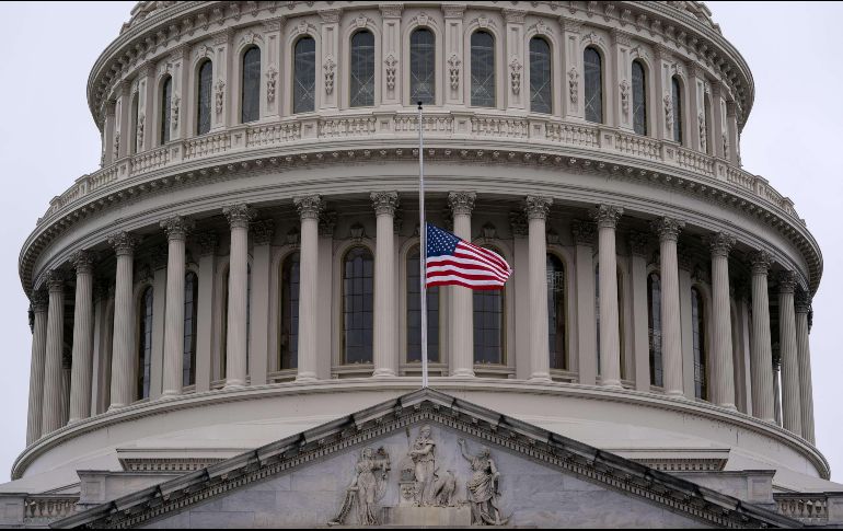 Las banderas de todos los edificios federales sean izadas a media asta en honor de los muertos por coronavirus. AFP/ARCHIVO