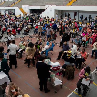 COVID-19: Con largas filas y confusión inicia vacunación en Ecatepec