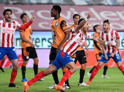 Con el único tanto del capitán Jesús Molina, Chivas derrota parcialmente 1-0 a los Tuzos. IMAGO7 / R. Vadillo