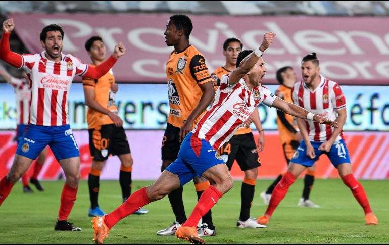 Con el único tanto del capitán Jesús Molina, Chivas derrota parcialmente 1-0 a los Tuzos. IMAGO7 / R. Vadillo