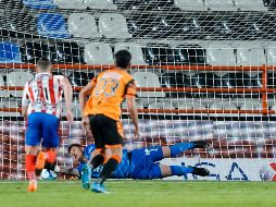 El arquero del Rebaño Sagrado, Raúl Gudiño, ataja un penal a Roberto de la Rosa. Imago7/R. Vadillo