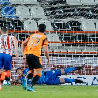 Pachuca vs Chivas: Raúl Gudiño ataja penal y salva al Guadalajara