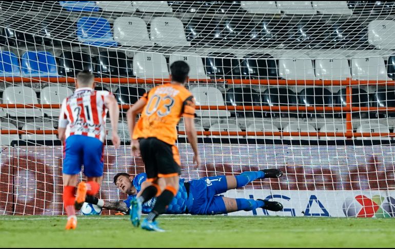 El arquero del Rebaño Sagrado, Raúl Gudiño, ataja un penal a Roberto de la Rosa. Imago7/R. Vadillo