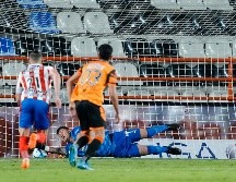 El arquero del Rebaño Sagrado, Raúl Gudiño, ataja un penal a Roberto de la Rosa. Imago7/R. Vadillo