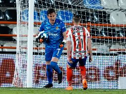 FIGURA. Raúl Gudiño atajó penal en los momentos finales del partido. IMAGO7
