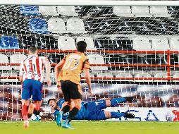 TENDIDO. Raúl Gudiño salvó de la derrota al Guadalajara al atajar un penal en el minuto 88. IMAGO7