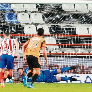 Liga MX: Gudiño salva a Chivas en baile de los Tuzos