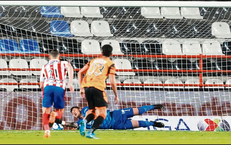 TENDIDO. Raúl Gudiño salvó de la derrota al Guadalajara al atajar un penal en el minuto 88. IMAGO7