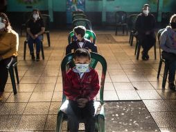 Niños y padres asisten a un evento de inauguración de ciclo escolar hoy en la escuela Ramona Gil, en la cabecera departamental de Chimaltenango, Guatemala. EFE/E. Biba