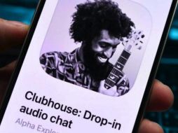 Clubhouse se destaca de otras apps por la falta de texto, imágenes y videos: la aplicación es solo de audio. BBC