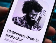 Clubhouse se destaca de otras apps por la falta de texto, imágenes y videos: la aplicación es solo de audio. BBC