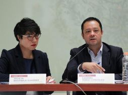 Gabriel Yorio González (d), subsecretario de Hacienda, explica que el mecanismo sería similar al fondo de desastres. NTX/ARCHIVO