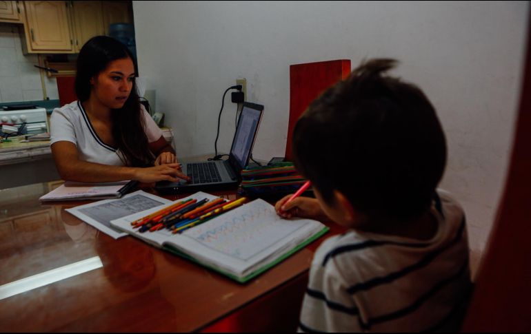 Señalan que el DIF Jalisco se ha enfocado en tareas como la entrega de despensas y no aborda políticas para el cuidado de las familias. EL INFORMADOR / ARCHIVO