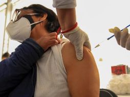 Una mujer recibe la vacuna contra el COVID-19 este martes en el municipio de Ecatepec, Estado de México. EFE/C. Ramírez