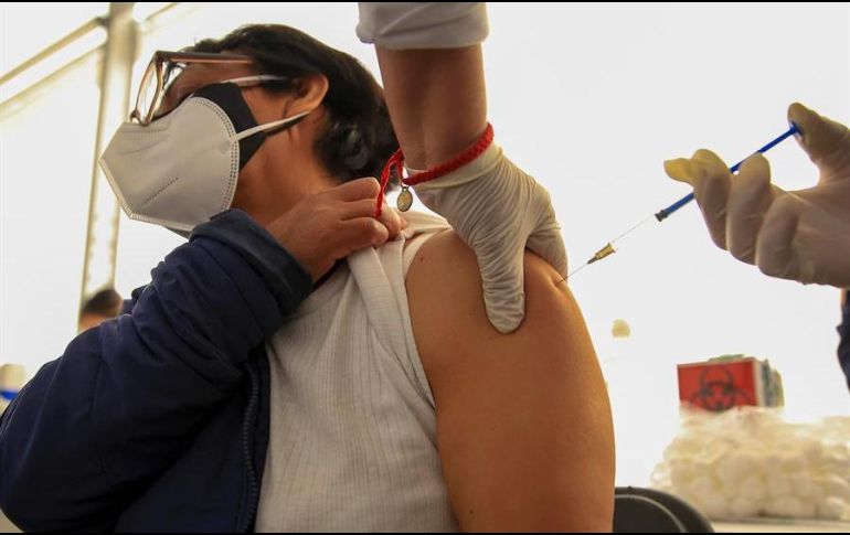 Una mujer recibe la vacuna contra el COVID-19 este martes en el municipio de Ecatepec, Estado de México. EFE/C. Ramírez