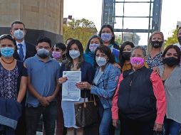 La abogada Andrea Rocha Ramírez (c) y varios padres de hijos enfermos de cáncer se reunieron hoy en el Monumento a la Revolución, en Ciudad de México. EFE/M. Guzmán