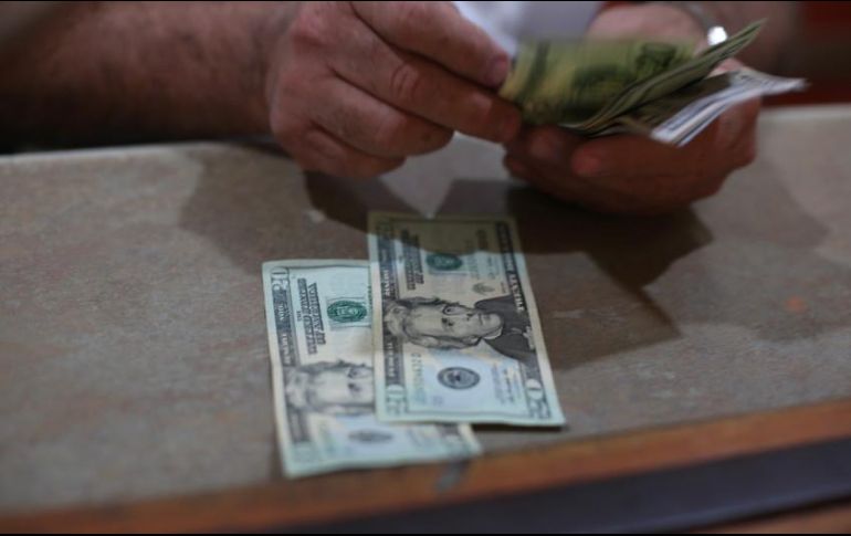 En operaciones al mayoreo, el dólar se intercambia esta tarde en 20.52 pesos. EL INFORMADOR/ARCHIVO