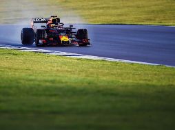 LISTO. Presumiendo el nuevo diseño de su casco (recuadro) Pérez afina detalles para el inicio de temporada. RED BULL CONTENT POOL • B. LENNON