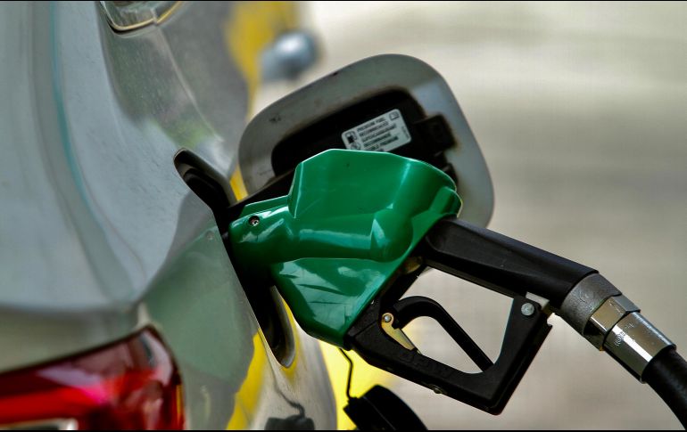 Las gasolinas de bajo y alto octanaje tuvieron incrementos quincenales de 1.96% y 1.87% respectivamente. NTX/ARCHIVO