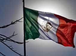 En los inmuebles del Gobierno que por sus características lo permitan, se deberán rendir honores a la Bandera mexicana de forma obligatoria los días 24 de febrero, 15 y 16 de septiembre y 20 de noviembre de cada año.  SUN/ARCHIVO